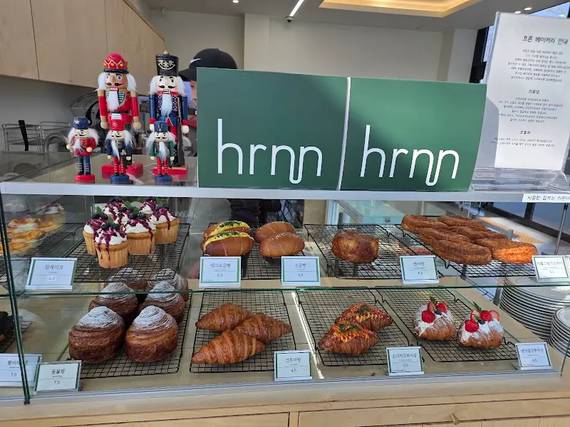 다양한 종류의 빵이 진열된 쇼케이스