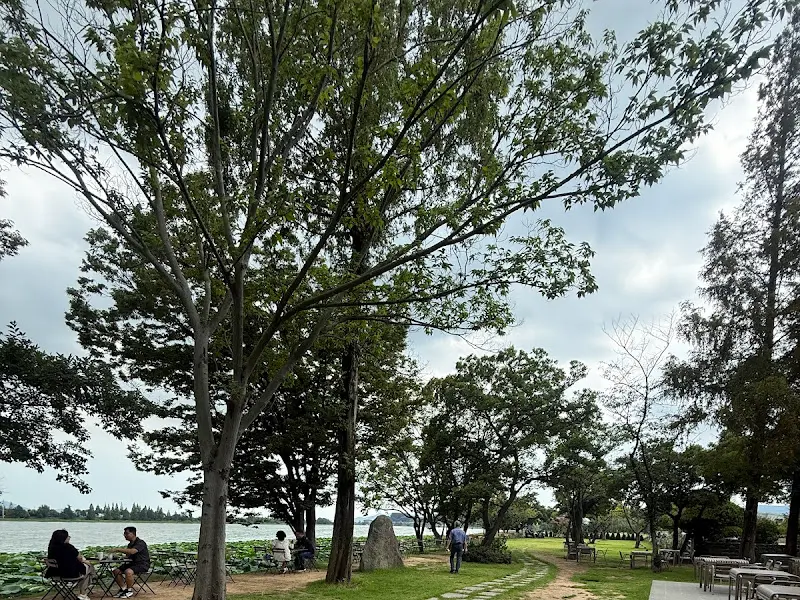 강변 옆 야외 테이블