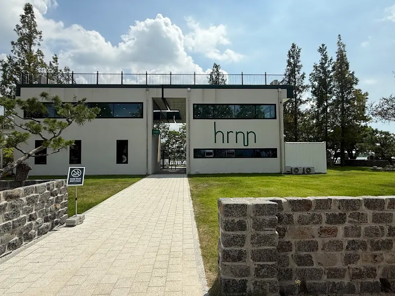 흐른 카페 외부