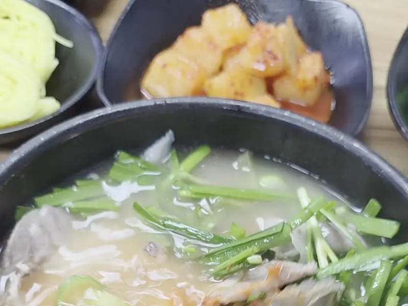 정갈하게 차려진 돼지국밥 한 상 차림