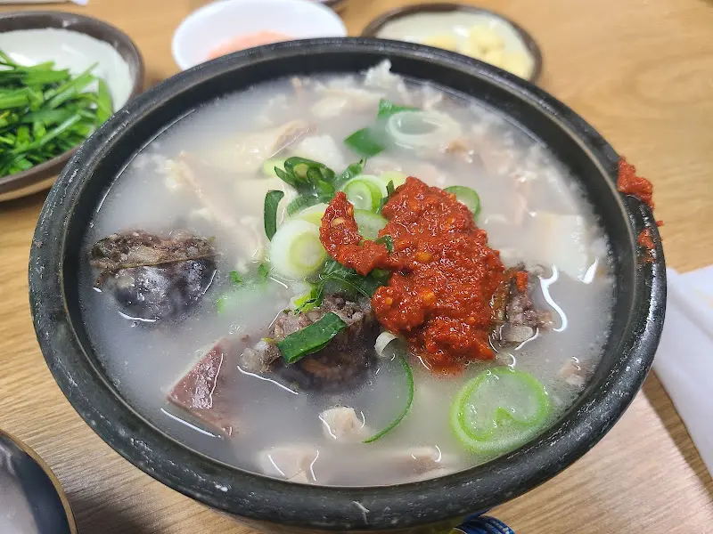 뽀얀 국물에 다진 양념이 올라간 돼지국밥