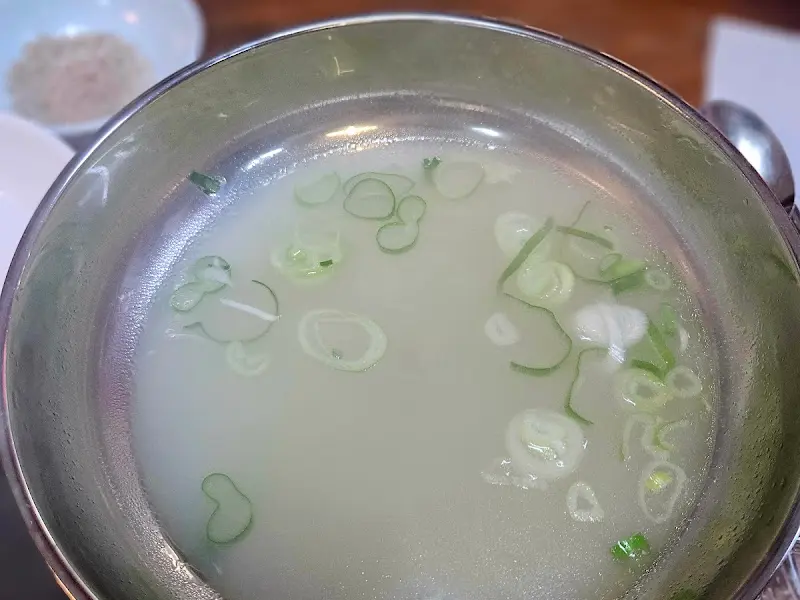 뽀얀 국물의 닭곰탕