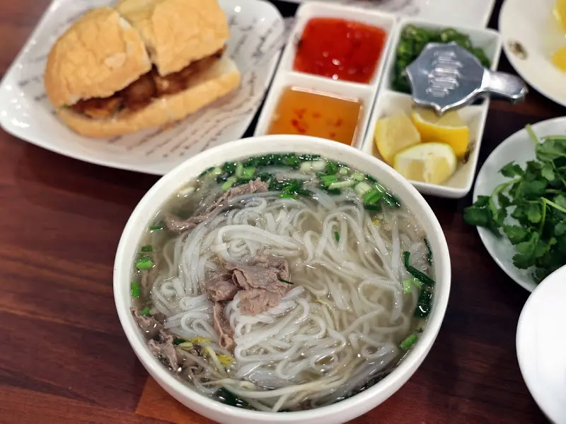 소고기 쌀국수와 반미