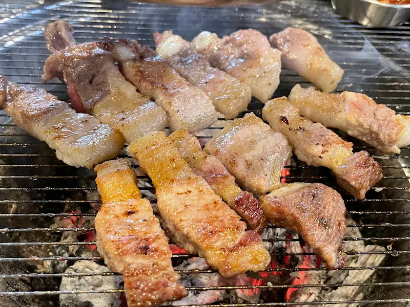 불판 위에서 익어가는 고기