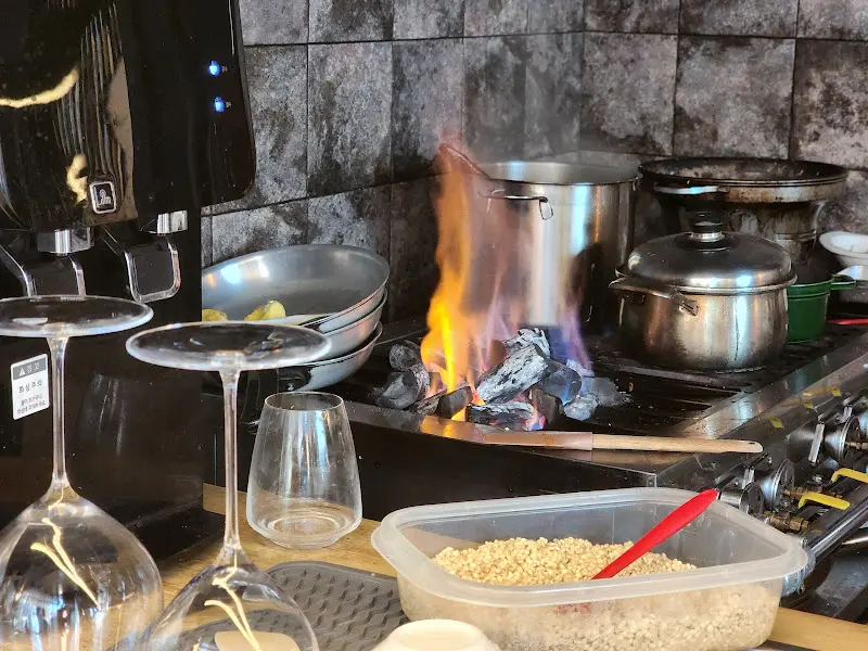 화려한 불꽃이 인상적인 주방