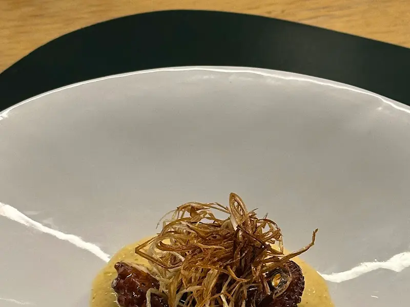 독특한 플레이팅의 메뉴