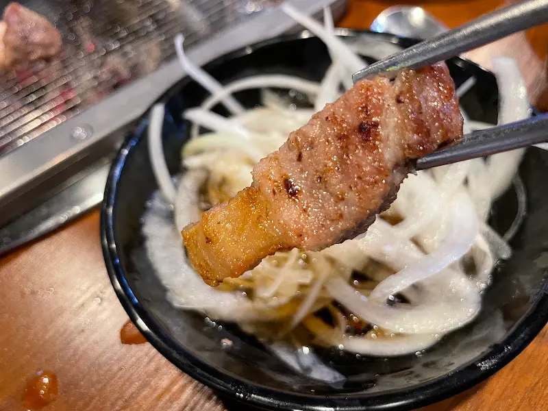 양파 슬라이스와 함께 먹는 고기