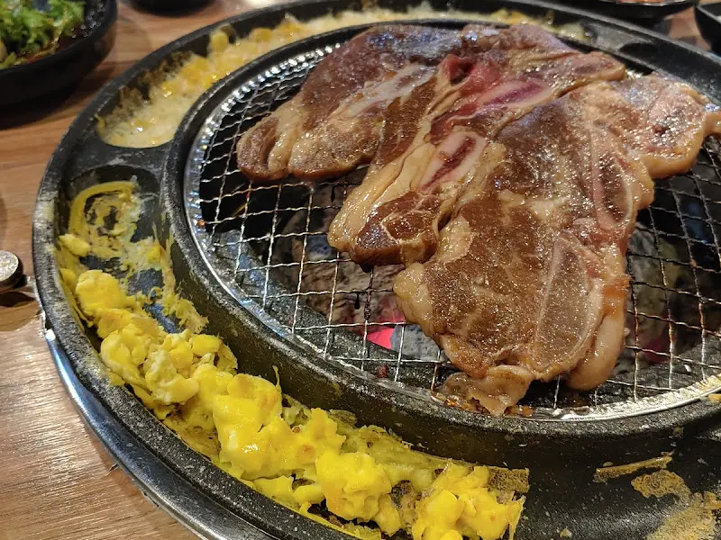 숯불 위에서 익어가는 갈비