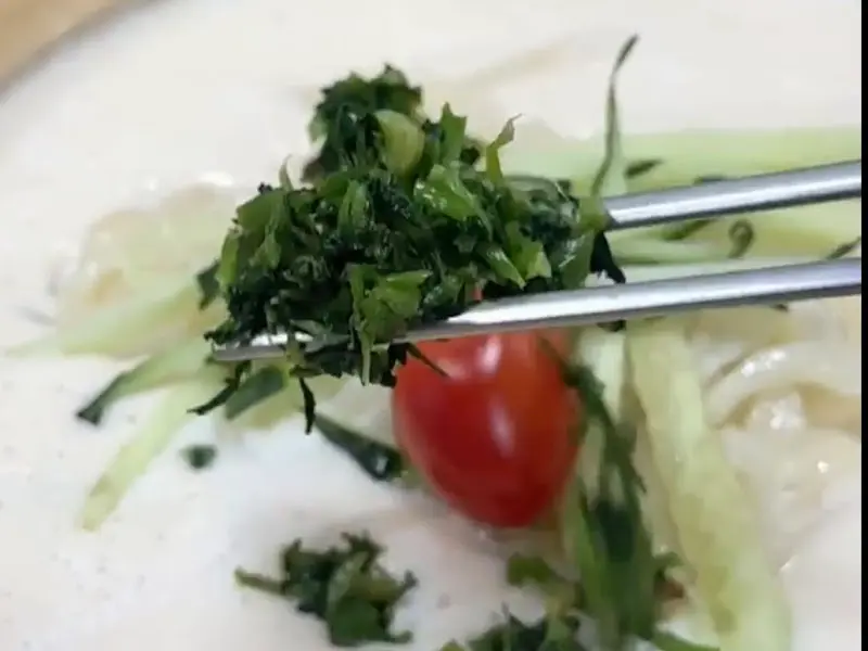 콩국수에 넣어 먹는 미나리