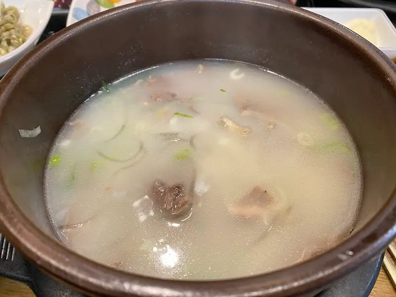 뽀얀 국물이 인상적인 곰탕