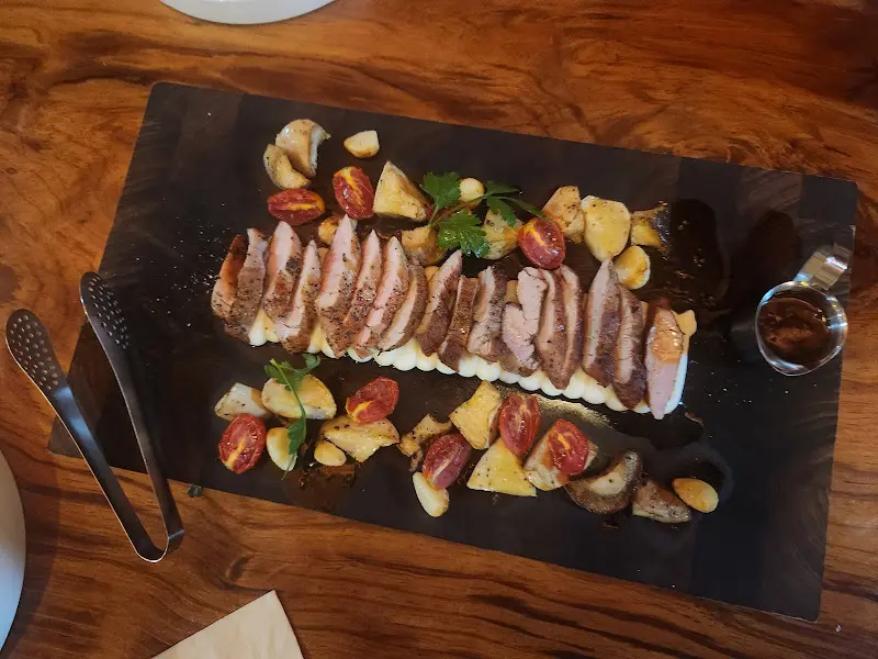 먹음직스럽게 구워진 스테이크