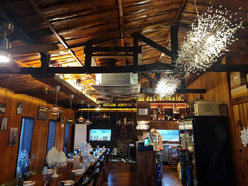 따뜻한 분위기의 식당 내부