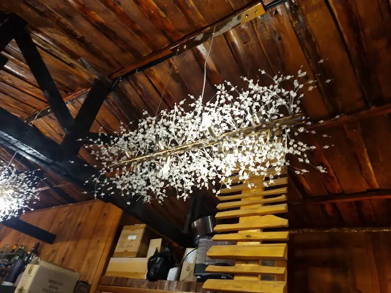 독특한 조명이 달린 천장