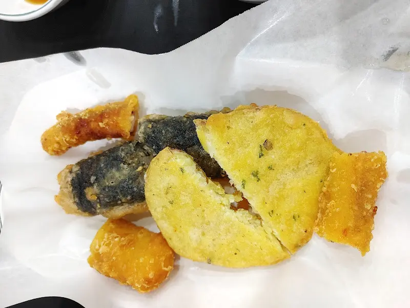 갓 튀겨져 나온 튀김