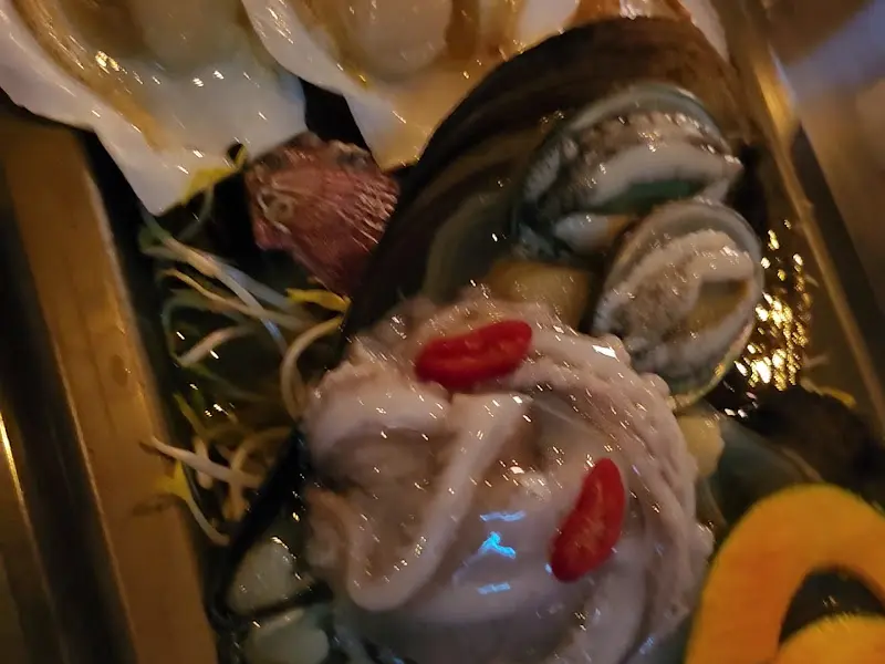 해산물이 가득한 전골 냄비