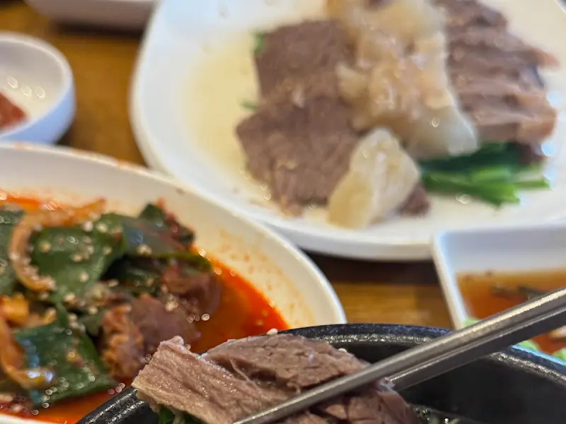 깔끔하게 정돈된 나주곰탕서옥 내부