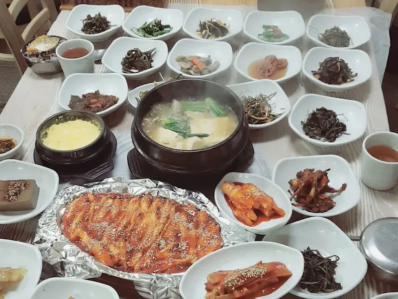 정갈하게 차려진 밑반찬