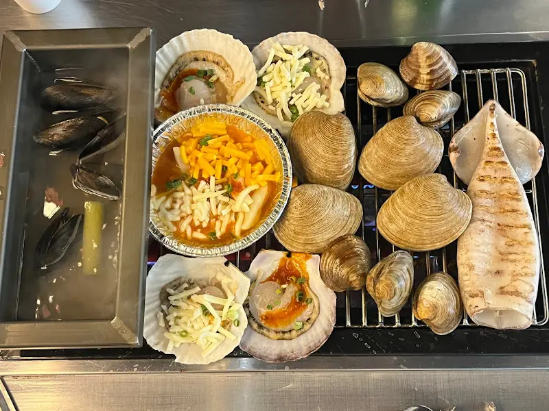 싱싱한 조개 구이 한 상