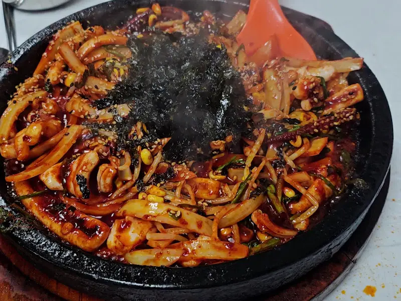 김가루와 함께 비벼진 오징어볶음