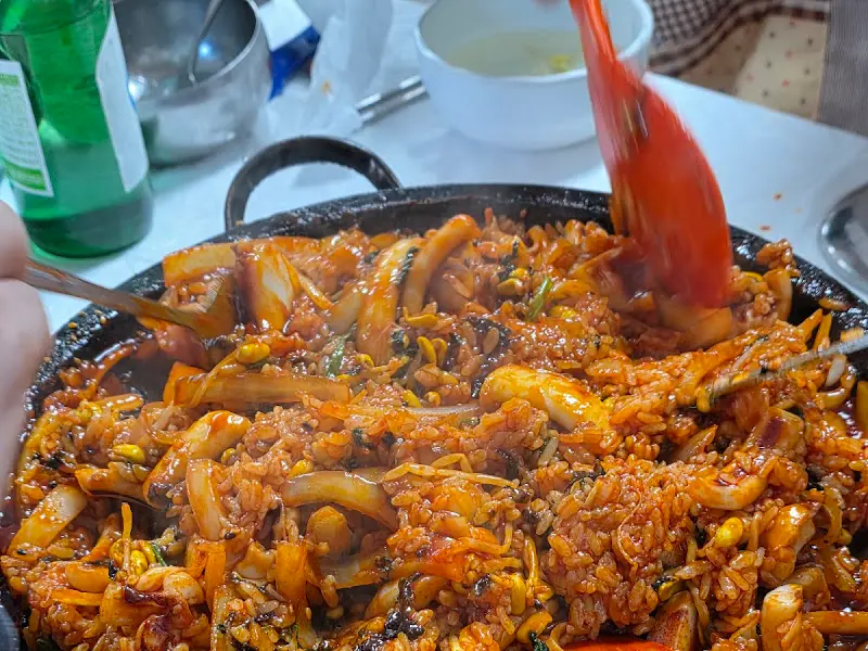 오징어볶음 비비는 모습