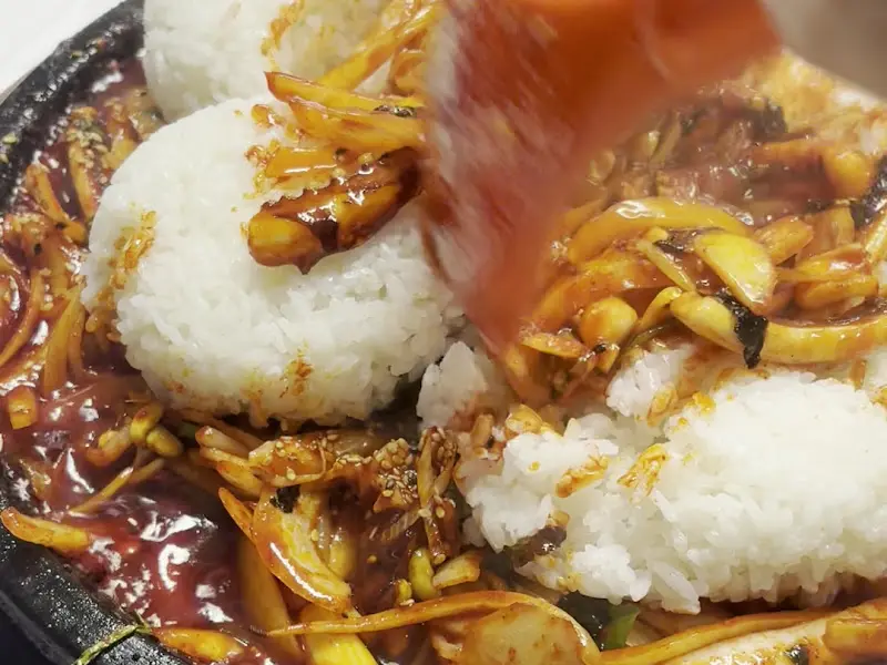 밥과 함께 비벼먹는 오징어볶음