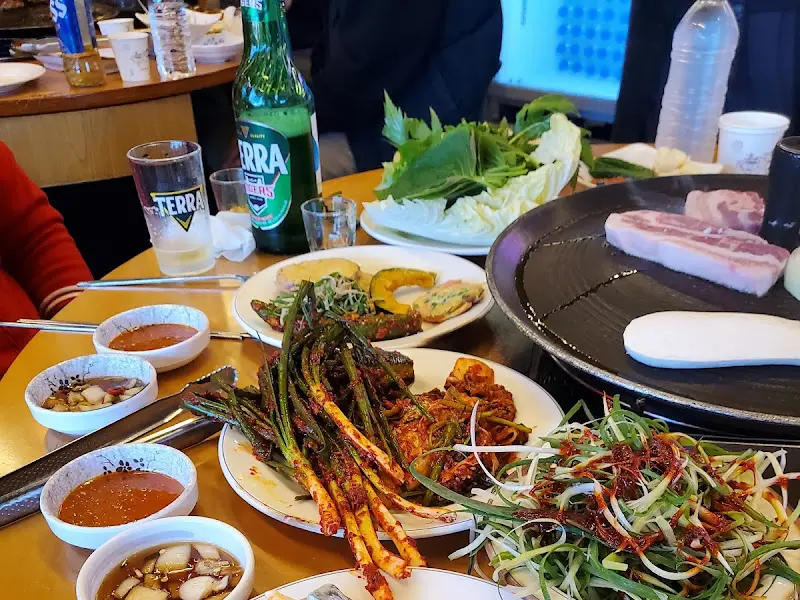 푸짐하게 차려진 테이블