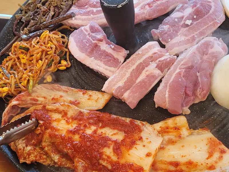 솥뚜껑 위에 구워지는 고기