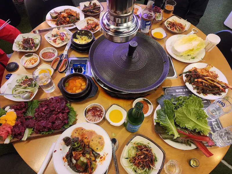 다양한 반찬과 고기가 차려진 테이블 전체샷