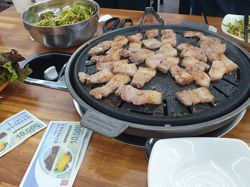 잘 구워진 삼겹살