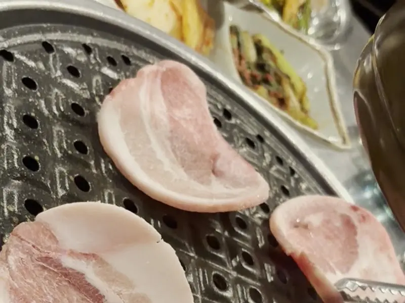 숯불 위에 구워지는 삼겹살