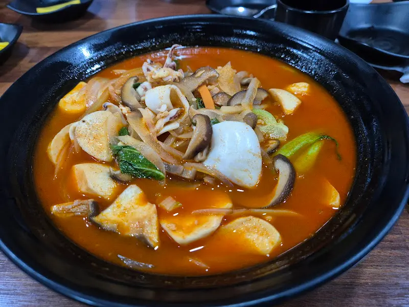 해산물과 채소가 듬뿍 담긴 짬뽕