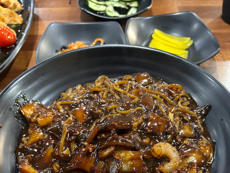 윤기가 흐르는 탕수육과 짜장면