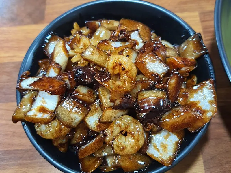 다양한 재료가 들어간 볶음 짜장