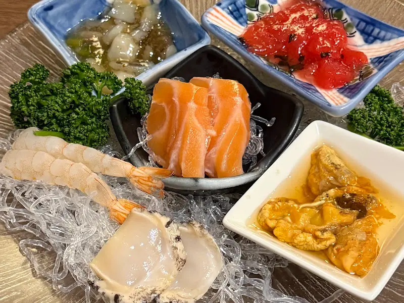 정갈하게 담긴 해산물 한 상