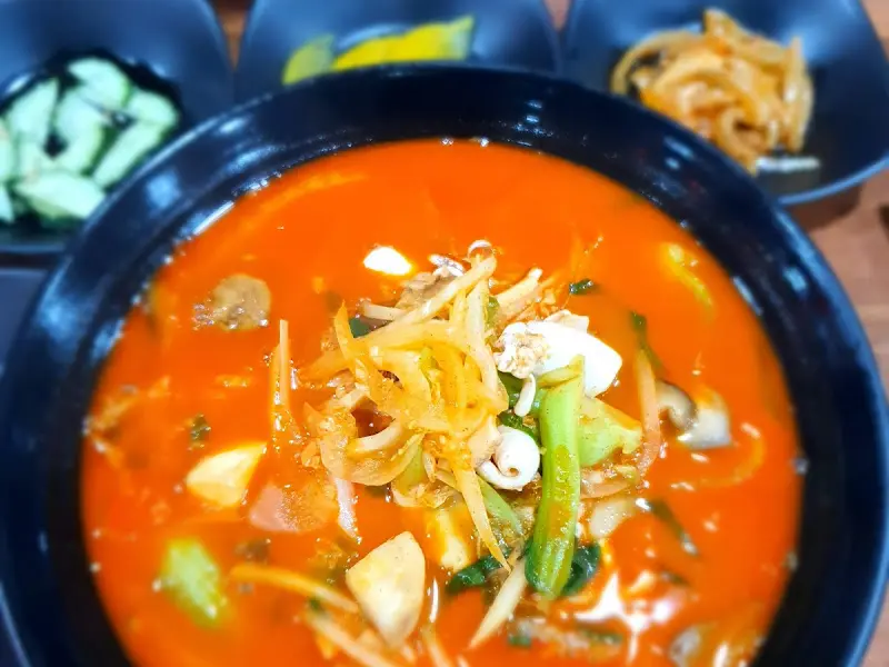 싱싱한 해산물이 가득한 짬뽕