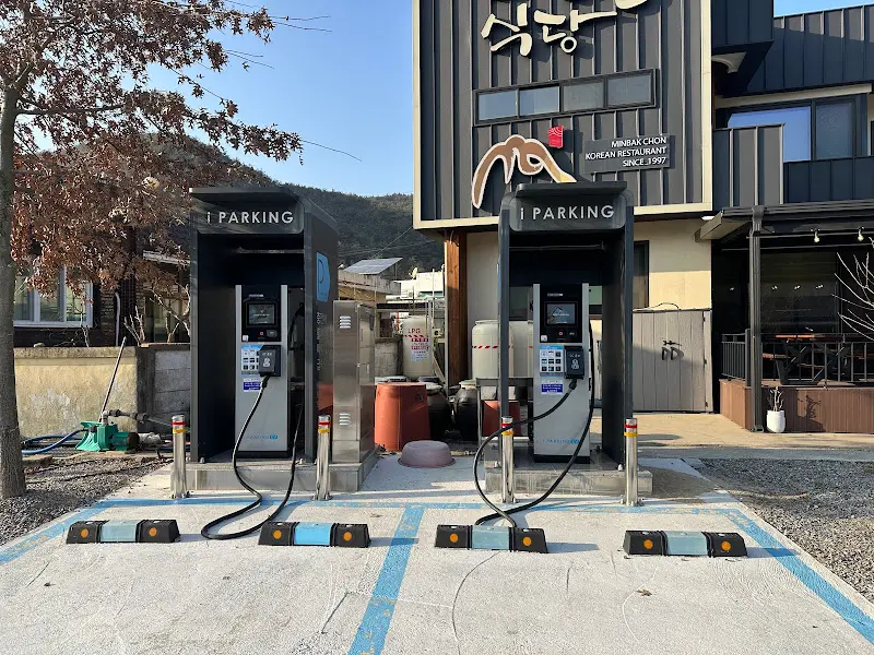 민박촌식당 외부 전경 및 전기차 충전소