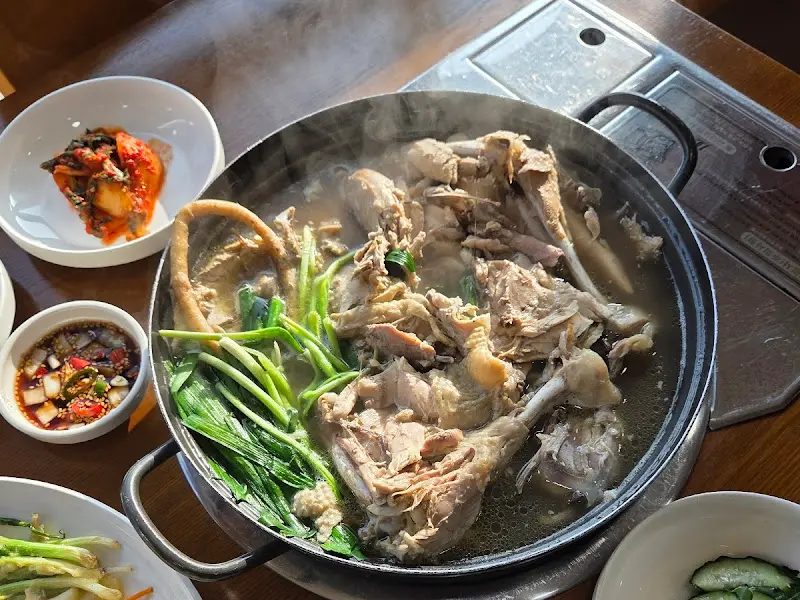 김이 모락모락 나는 백숙 한 상