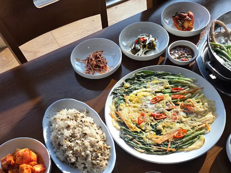 백숙과 파전 한 상 차림