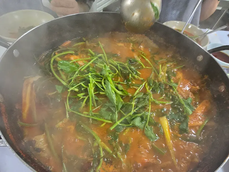 미나리가 듬뿍 올려진 메기매운탕