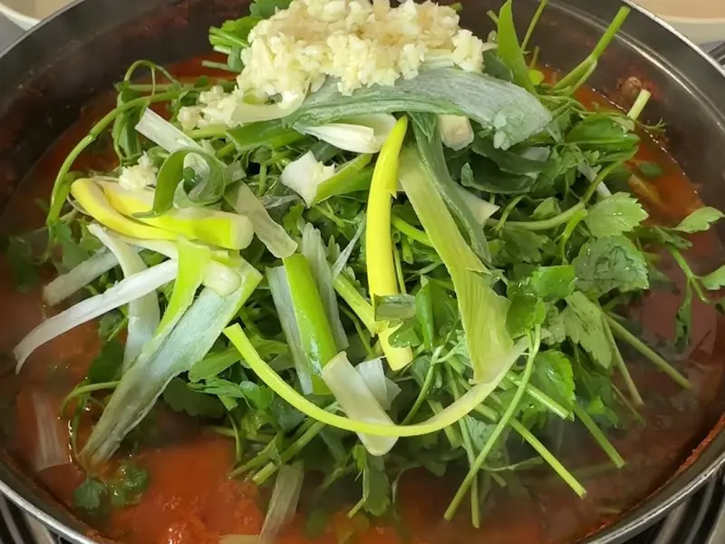 미나리, 대파, 마늘이 듬뿍 들어간 매운탕