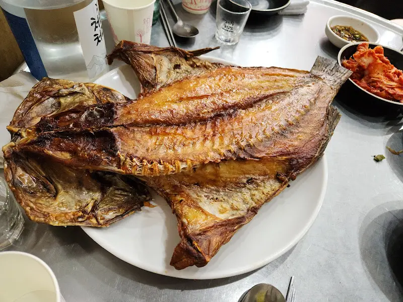 커다란 접시에 담겨 나온 반건조 우럭구이