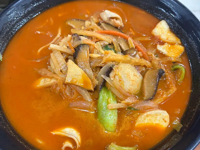 다채로운 재료가 들어간 짬뽕