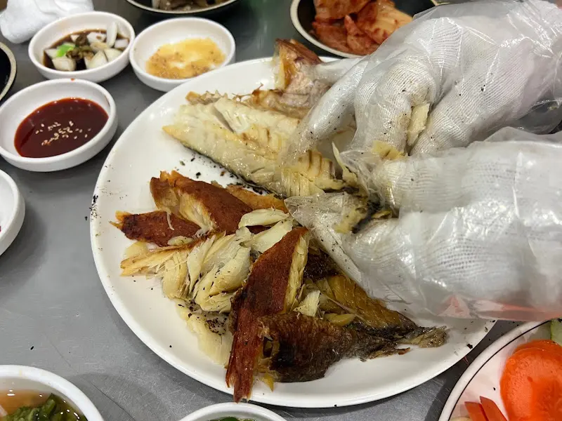 손질된 우럭구이의 모습