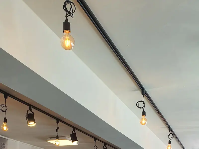 가게 내부 조명