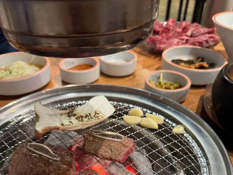 숯불 위에 구워지는 고기