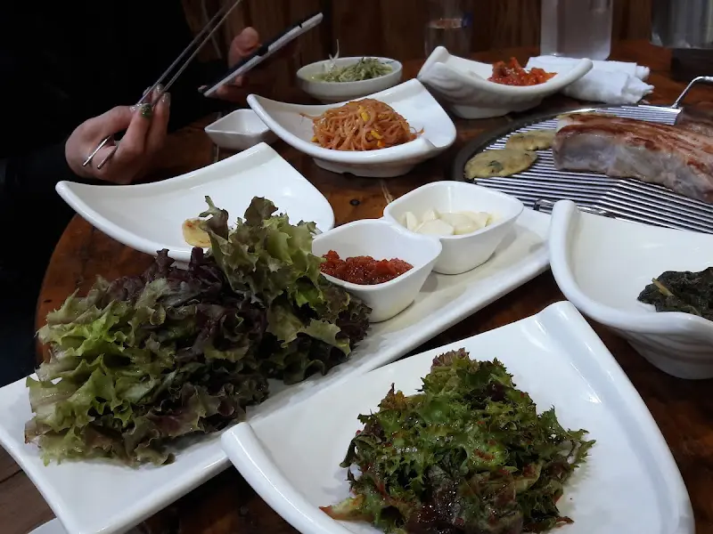 푸짐하게 차려진 밑반찬