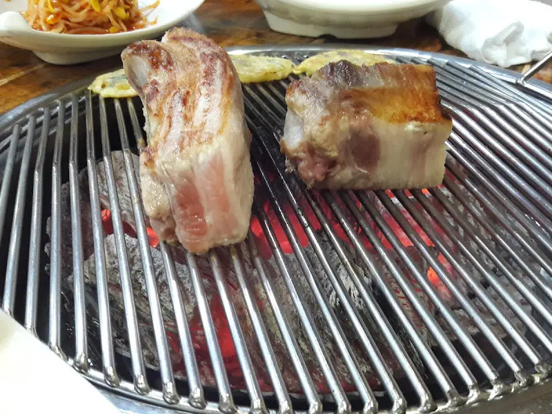 숯불 위에서 익어가는 목살