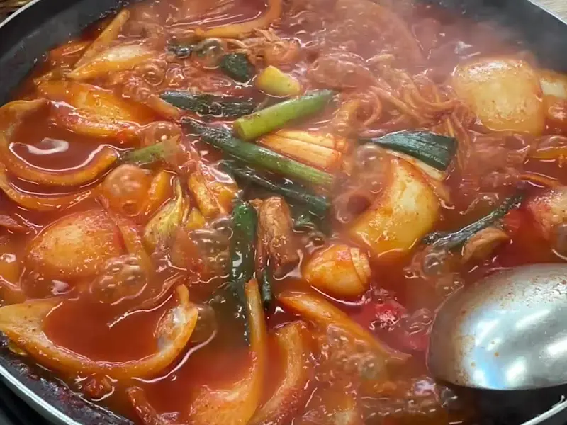 맛있게 익어가는 짜글이