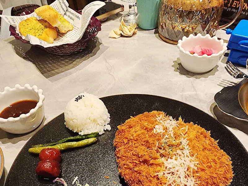 돈까스와 밥, 소스가 담긴 접시