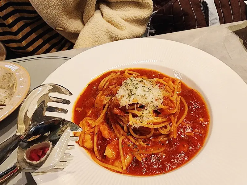 토마토 소스가 듬뿍 뿌려진 파스타